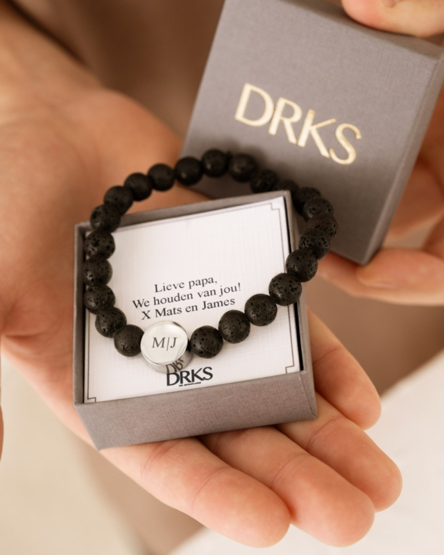 Zwarte kralen armband met initialen in sieradendoosje