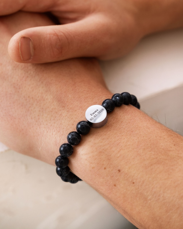 Zwarte marmeren armband met gravering
