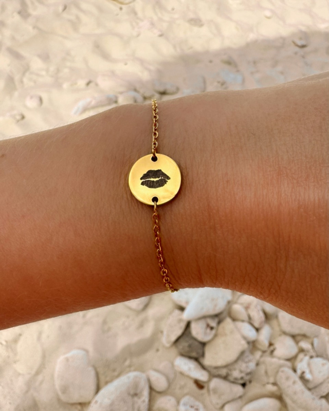 Gouden kusafdruk armband op strand