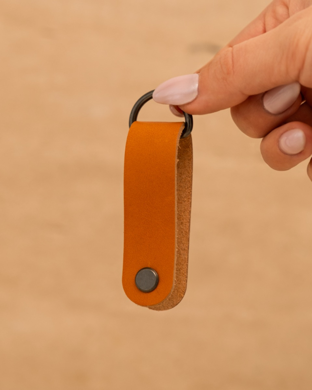 Cognac sleutelhanger in hand