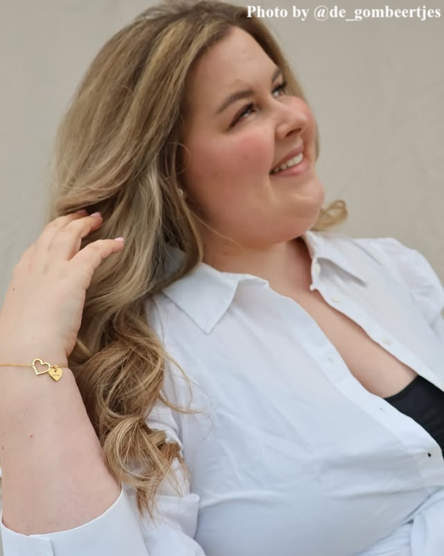 Influencer met de hartjes armband met naam. 