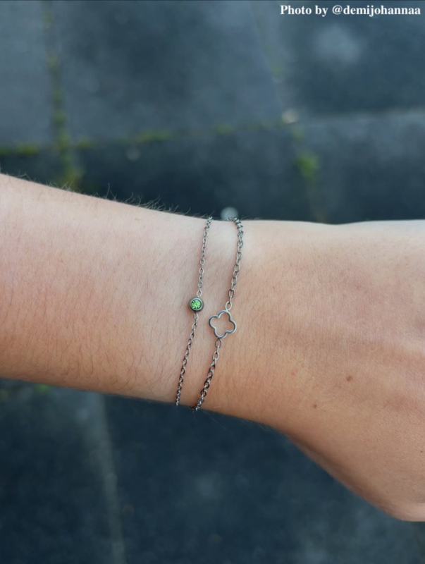 Influencer met birthstone armband
