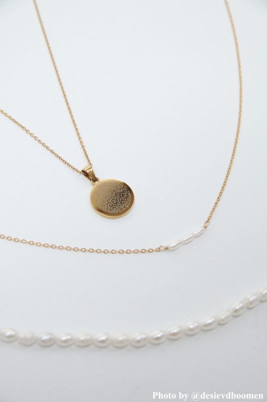 Influenceer met de DRKs drie parel ketting. 