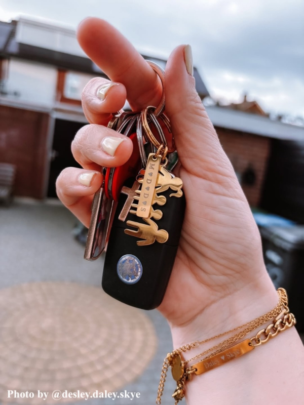 Influencer met graveerbare DRKS sleutelhanger 