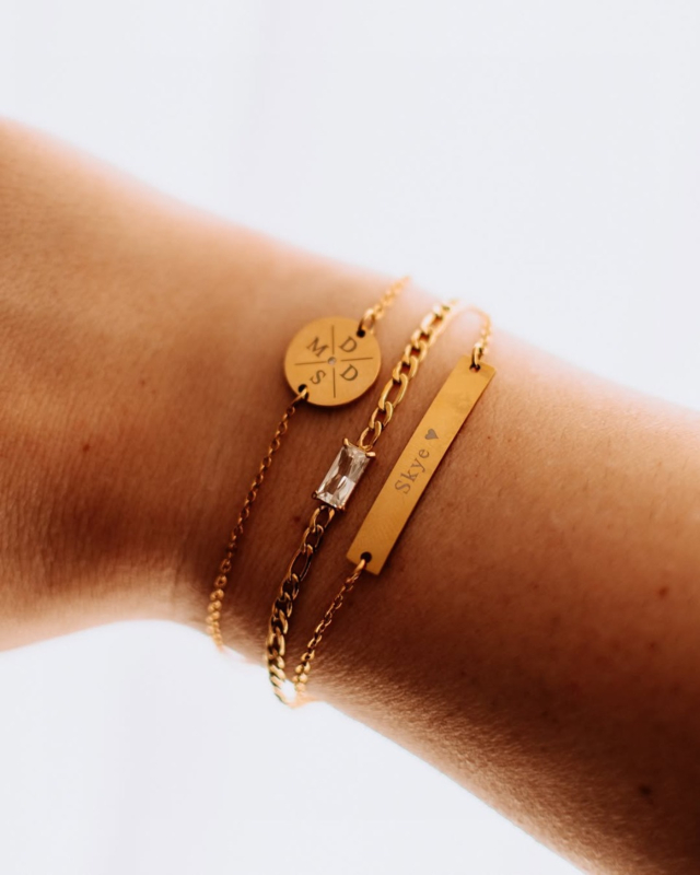 model met graveerbare DRKS armband 