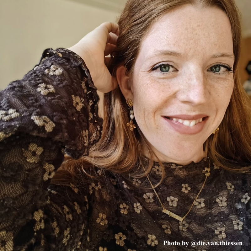 Influencer draagt little clover oorbellen goudkleurig
