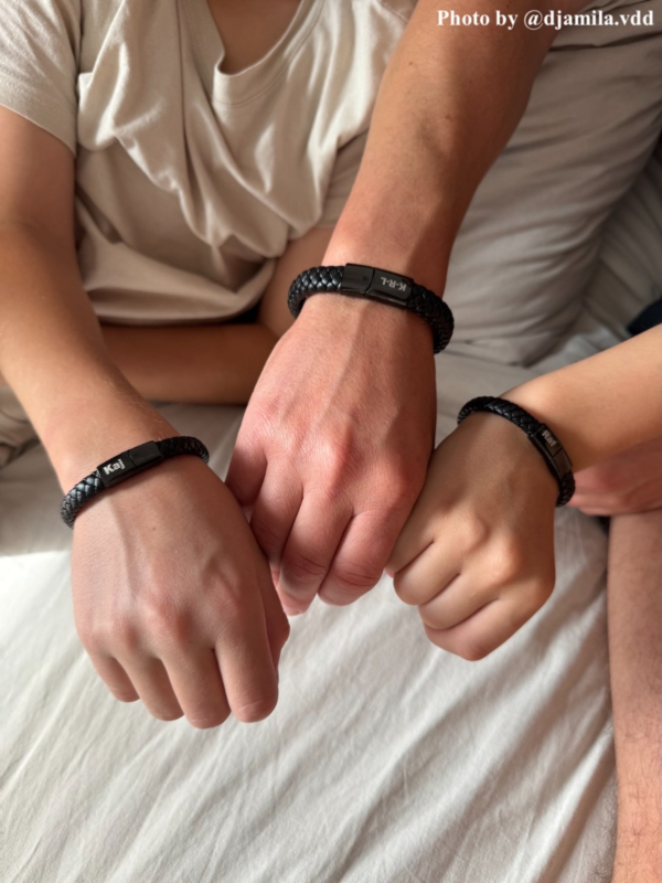 Vader met twee zonen en heren armbanden