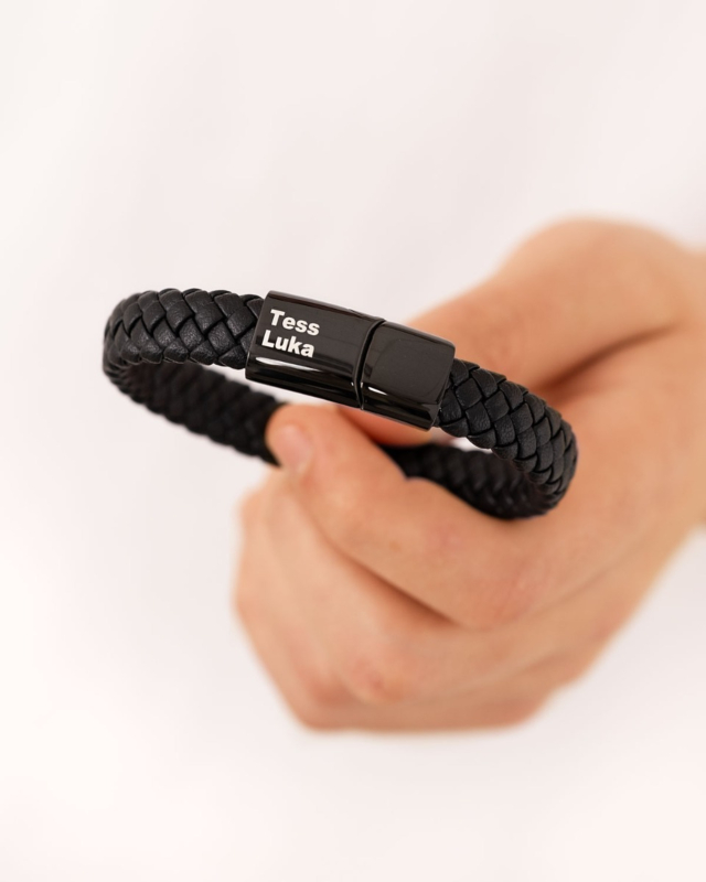 Zwarte leren heren armband met namen