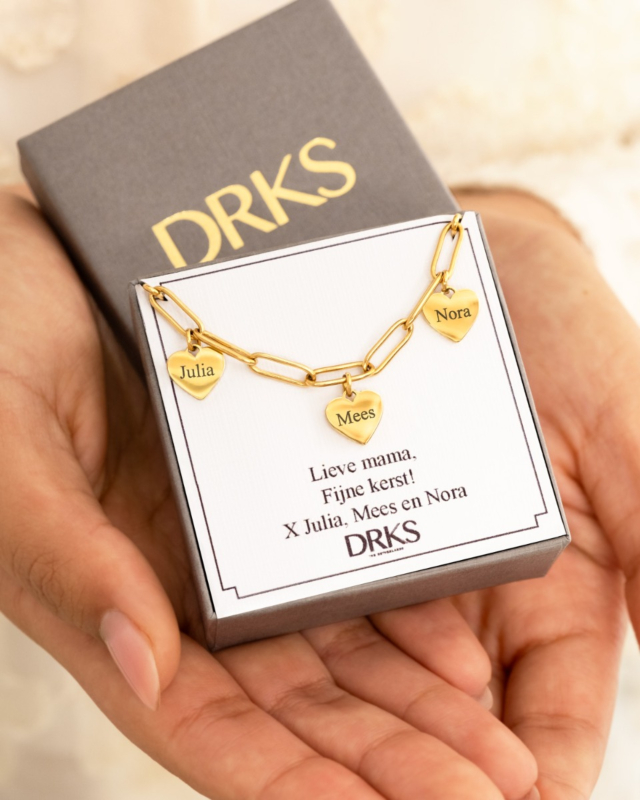 Ketting met hartjes in sieradendoosje