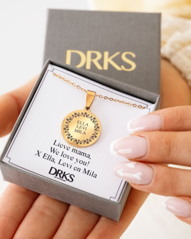 Gouden familie ketting voor mama in sieradendoosje