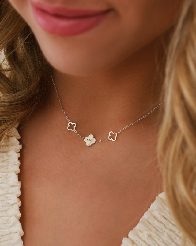 Zilveren clover ketting met gravering bij model