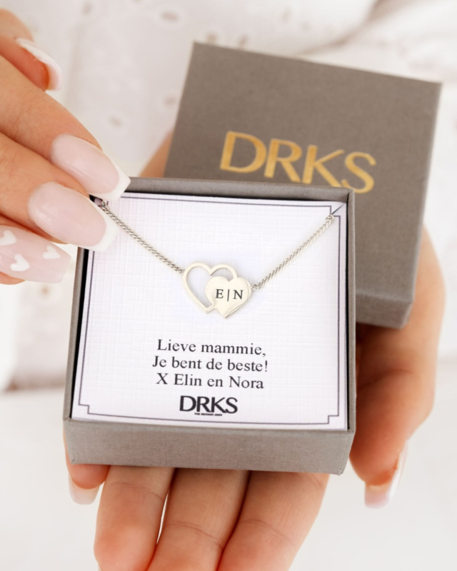 Zilveren hartjes ketting in sieradendoosje