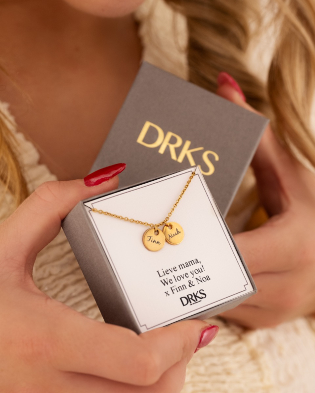 Gouden ketting met twee muntjes in sieradendoosje