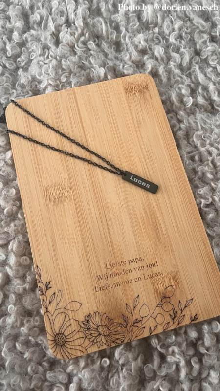 Zwarte graveerbare ketting.