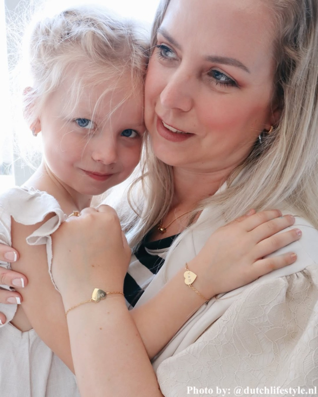 moeder en dochter met hartjes initialen armband.