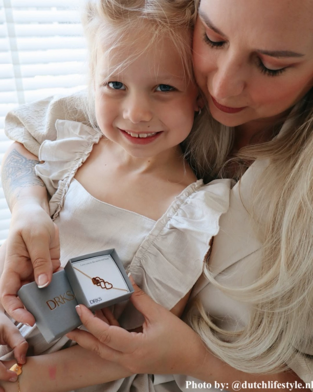 Moeder en dochter met graveerbare hartjes armband.