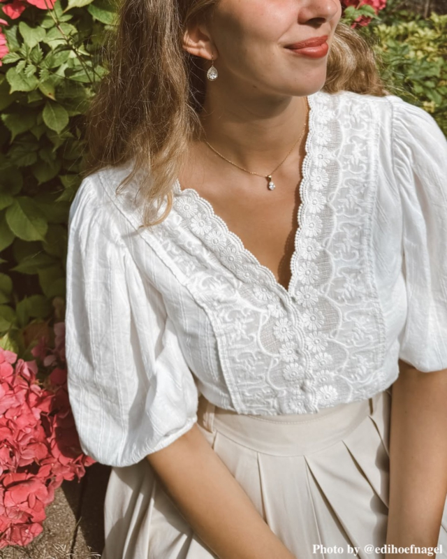 Influencer met sieradenset
