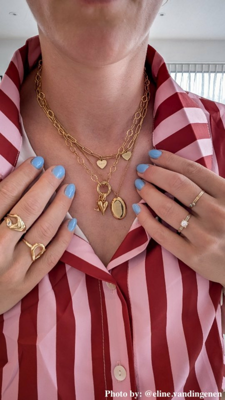 Influencer met graveerbare kettings.