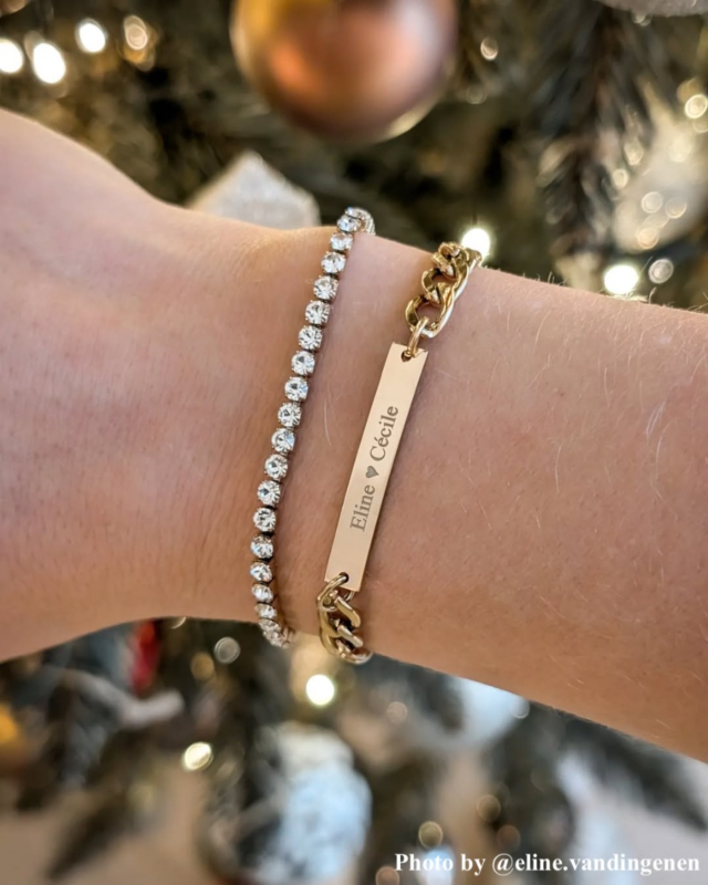 Gouden armparty met steentjes en gravering