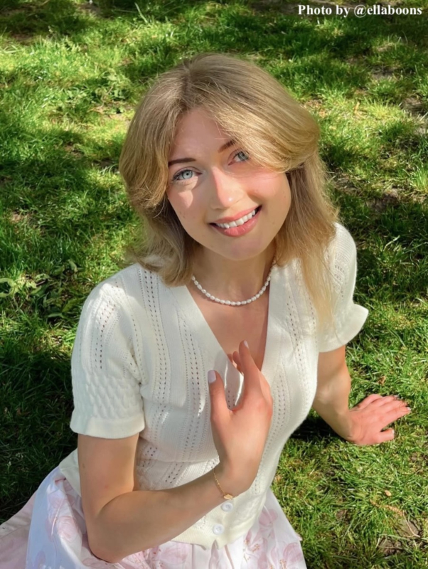 Influencer met parel ketting