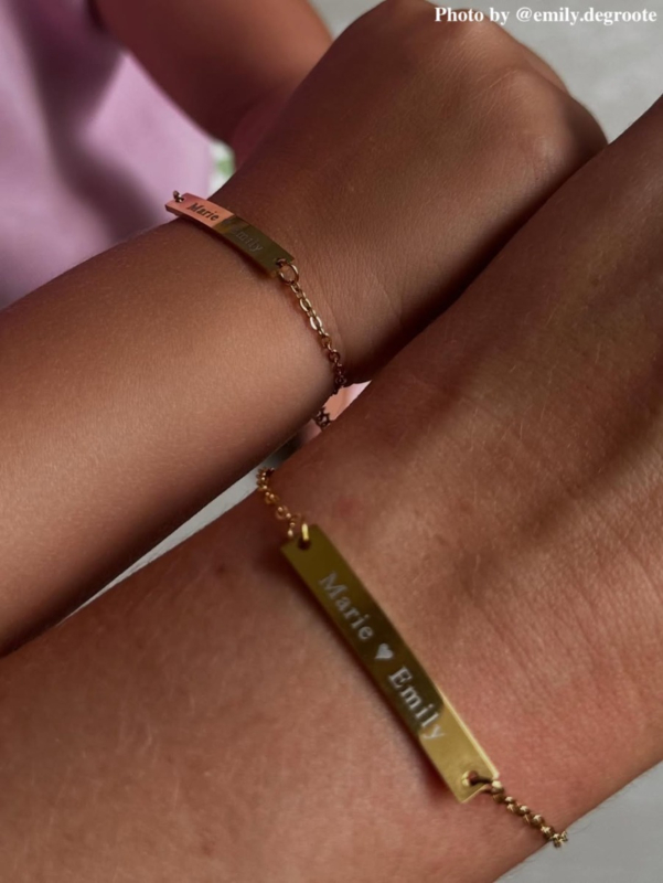 Influencer met moeder/dochter matchende gegraveerde armbandjes