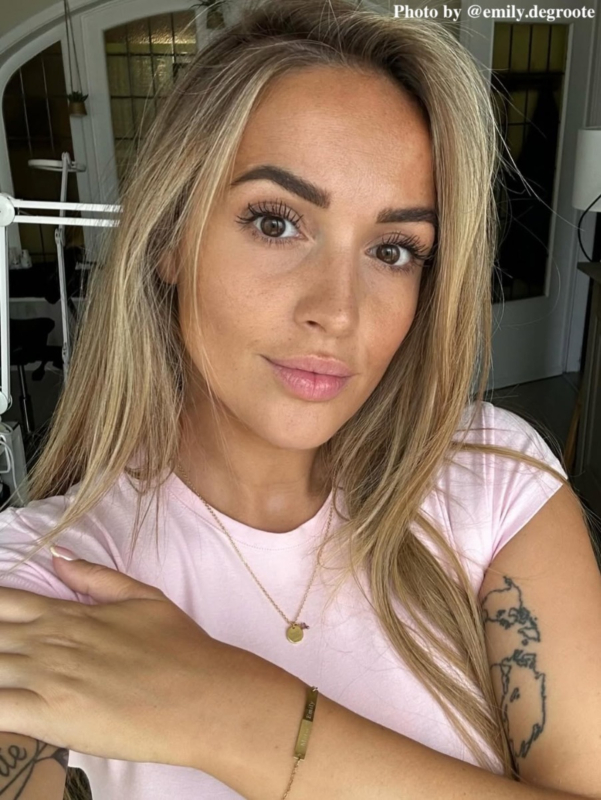 Influencer met gouden armparty
