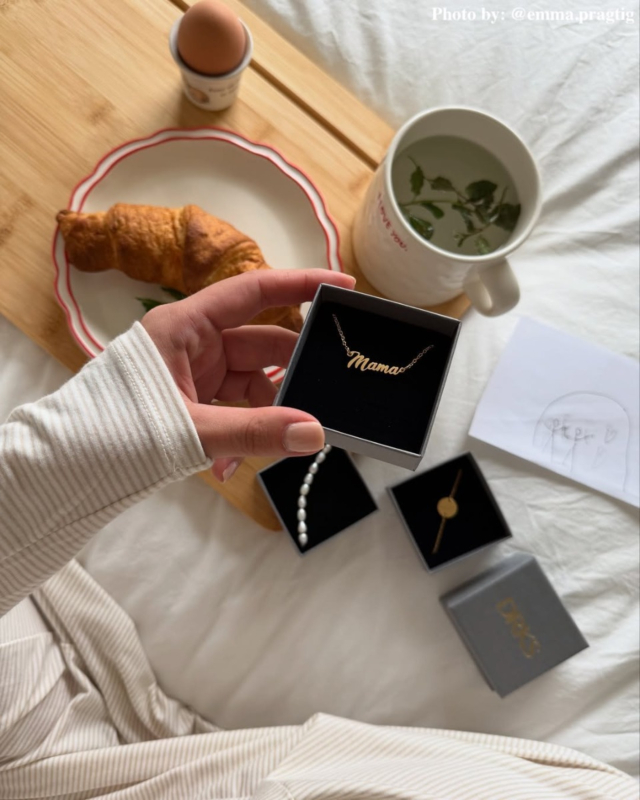 Influencer met gouden mama ketting.