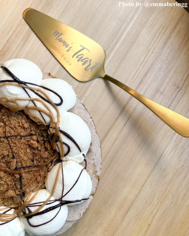 influencer met gouden taartschep