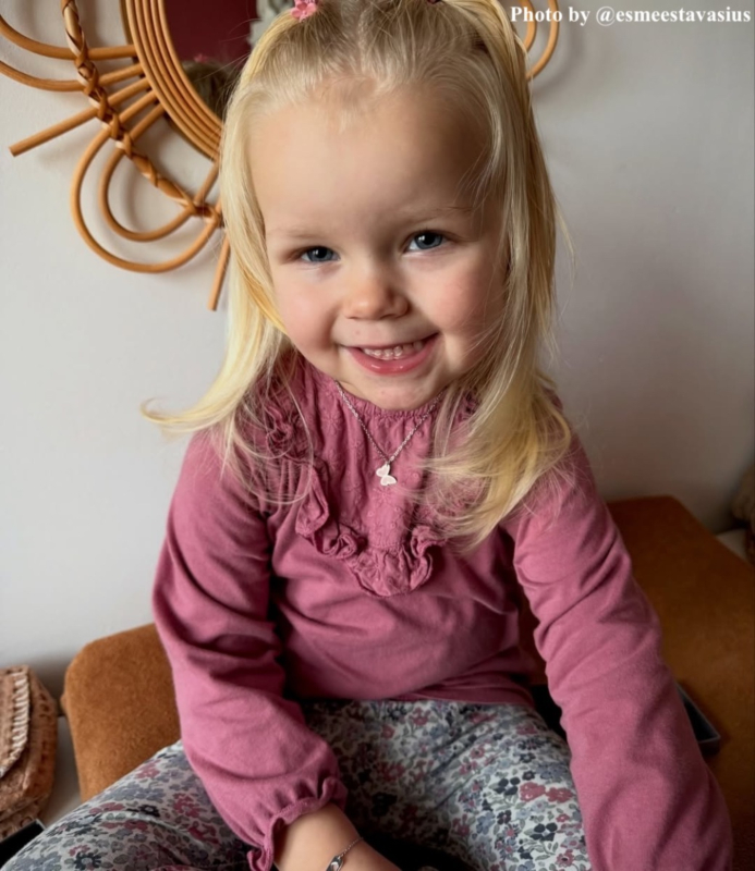 influencer meisje draagt vlinder ketting 