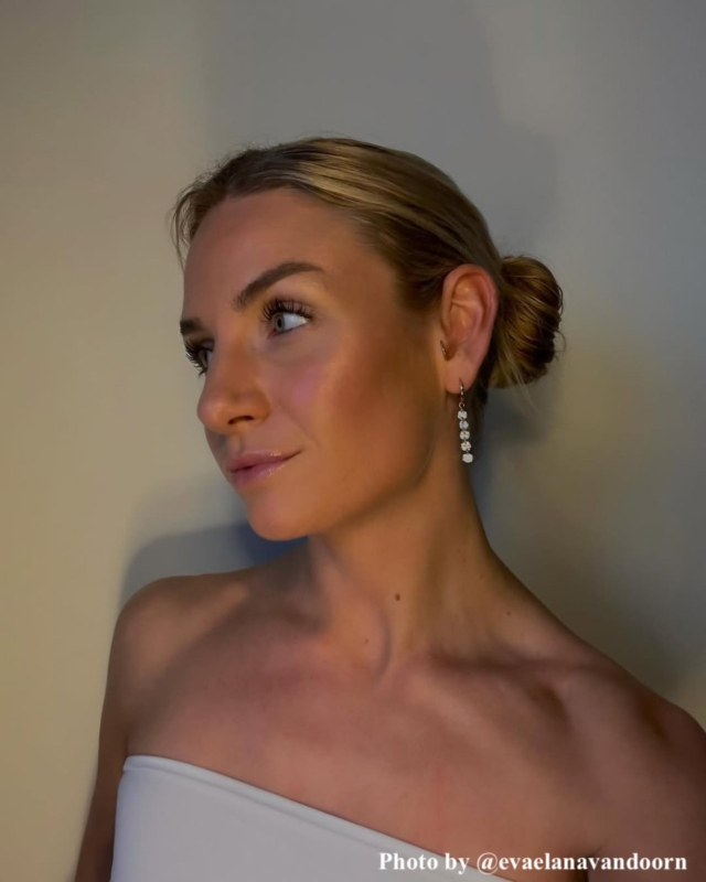Influencer met oorringetjes met steentjes