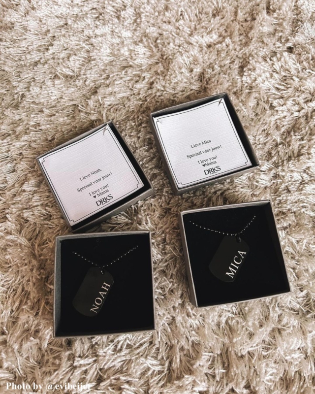 Influencer met de dog ketting.