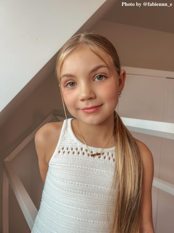 Influencer kindje met bar ketting en klaver oorbellen