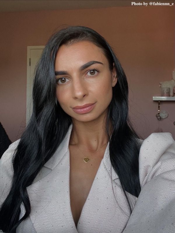Influencer met gouden ketting