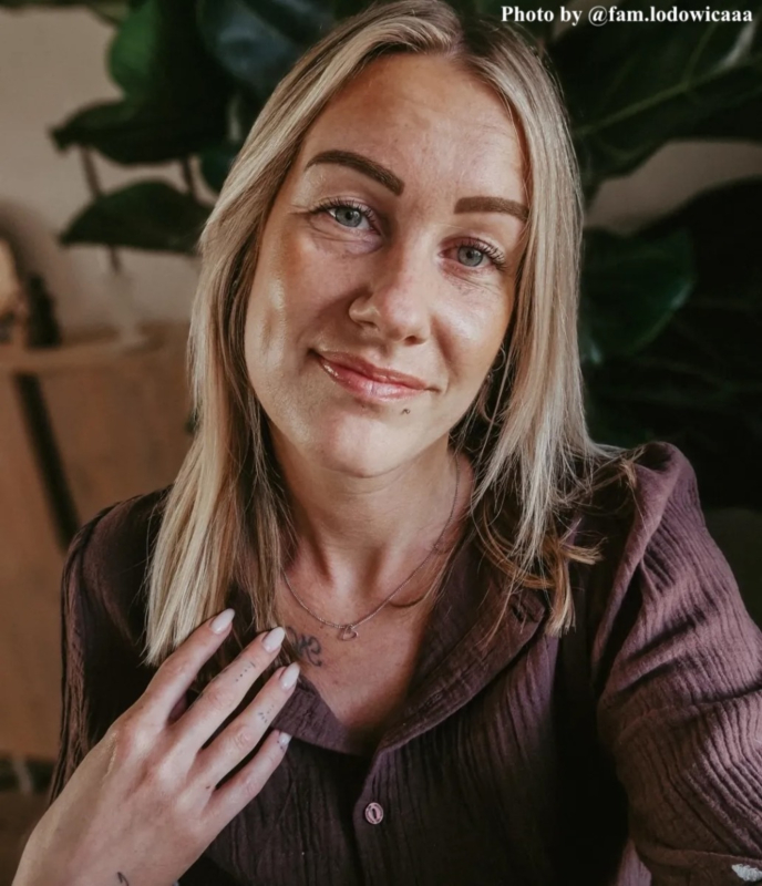 Influencer draagt zilveren ketting met hartje