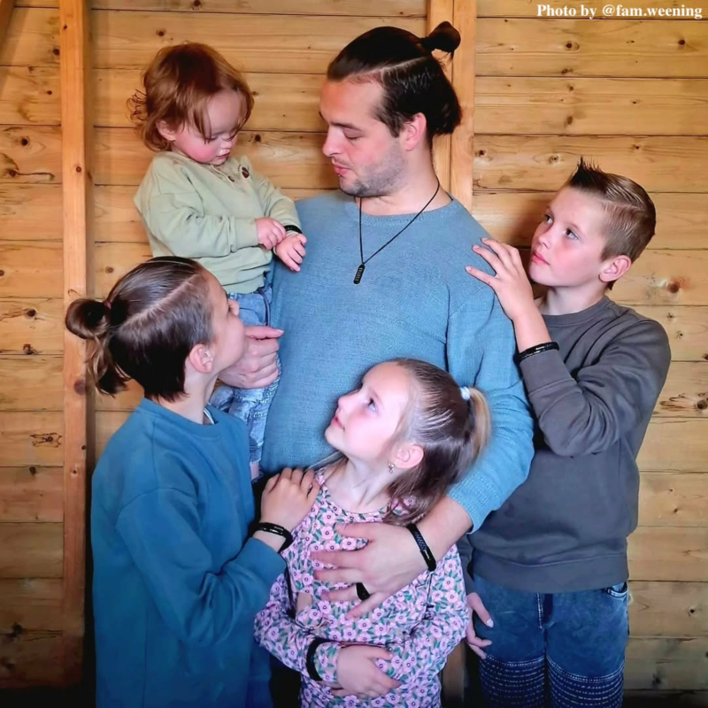 Familie met leren armband.