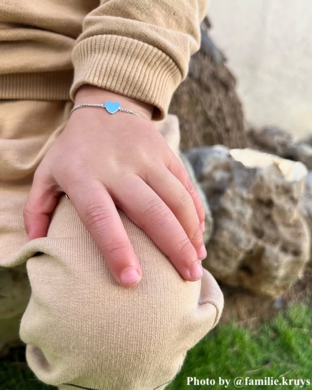 Influencer met de kinderarmband heart.