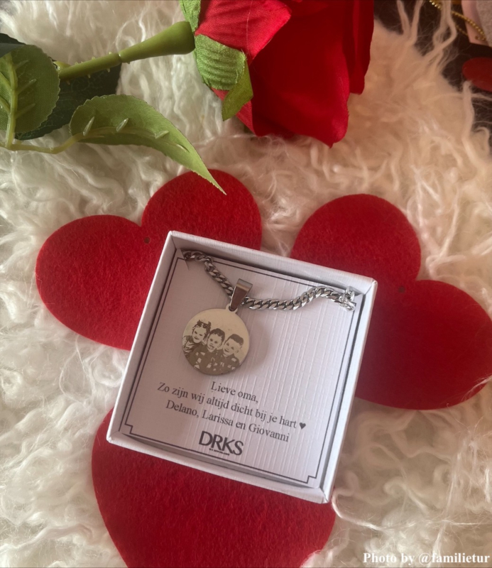 Influencer met zilveren ketting