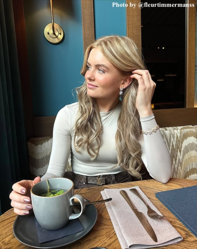 Influencer met gouden bridal oorbellen