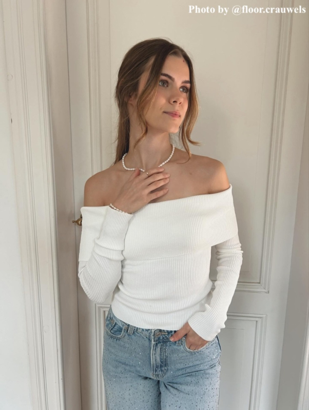 influencer draagt parel ketting