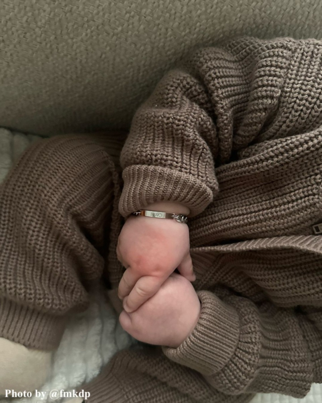Influencer met baby armbandje