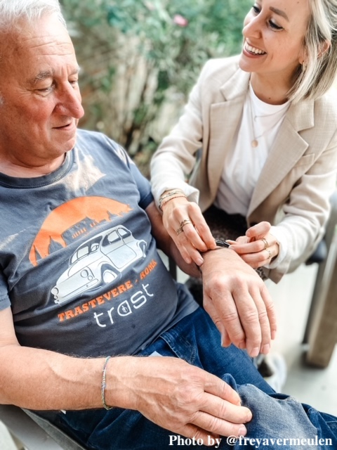 Vader & dochter met leren armband.