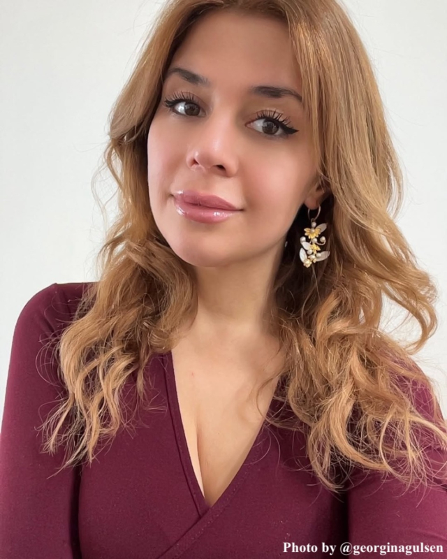 Influencer met goud/witte oorbellen