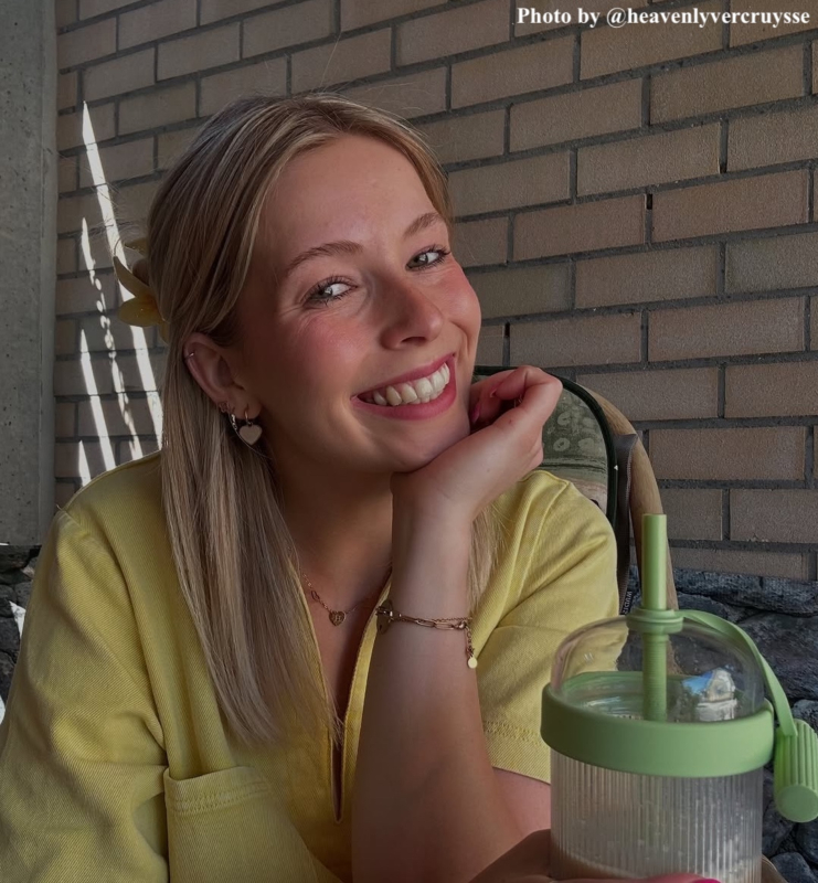 Influencer met parelmoer oorbelletjes.