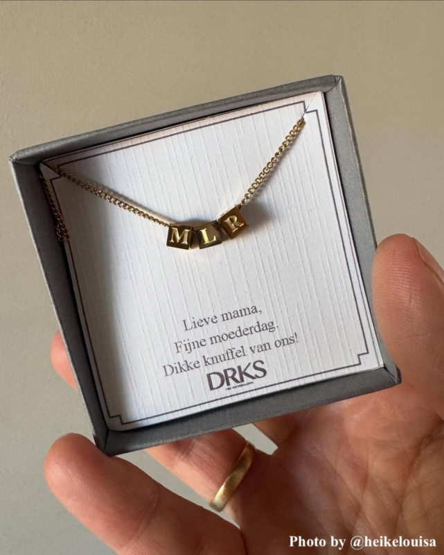 Gouden letter ketting.