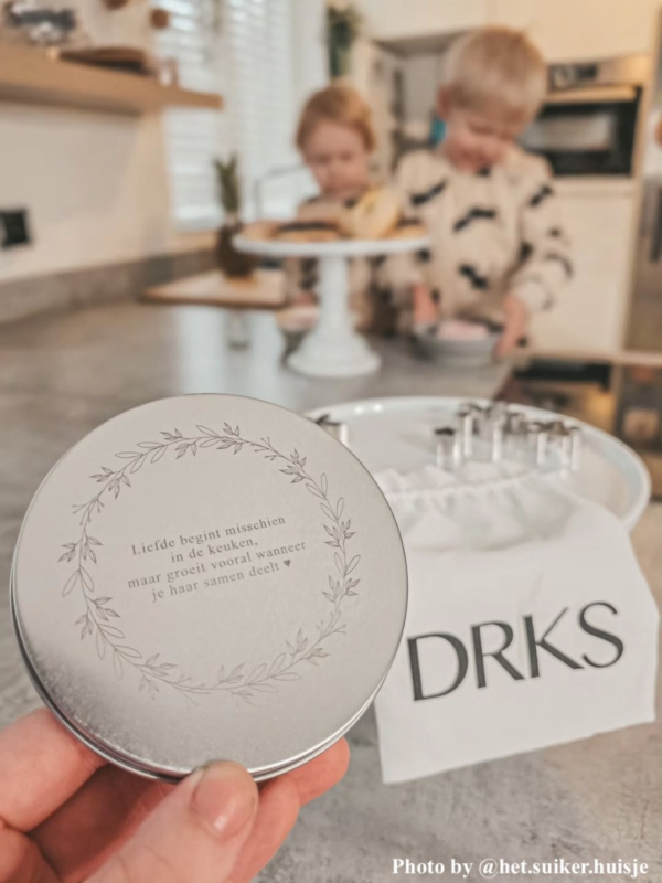 infuencer graveerbaar bakvormpjes, kindjes op de achtergrond geblurd