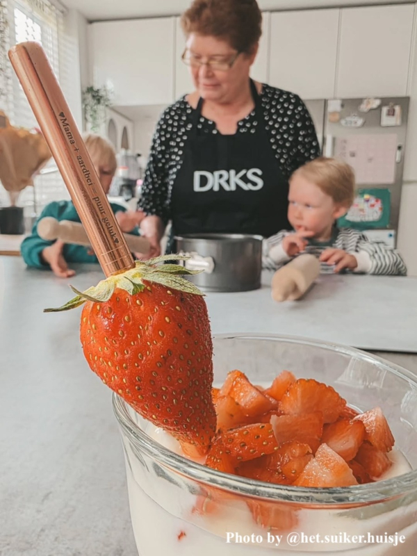 Influencer met graveerbaar rietje