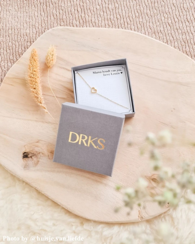 Influencer met gouden hartjes armband