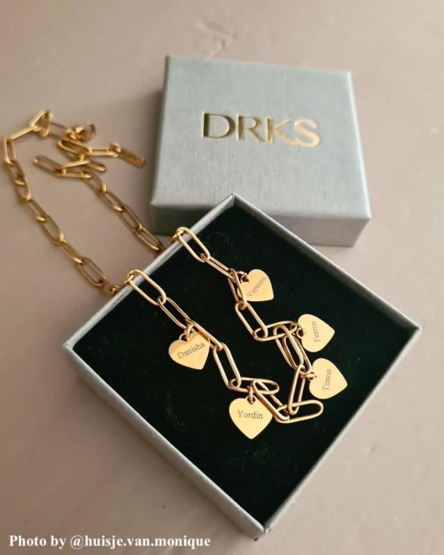 Influencer met hartjes ketting met gravering