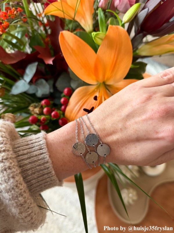 influencer draagt fingerprint armband