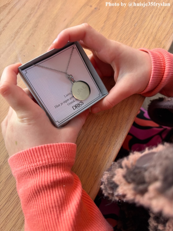 Influencer heeft ketting met handschrift zilver vast